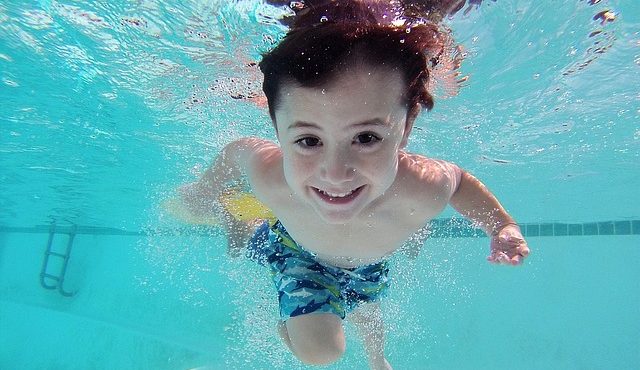 Chcete naučit své děti plavat, ale nevíte, jak na to? Podívejte se na tyto tipy
